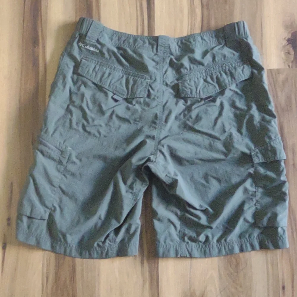Columbia Men's shorts. Size 34W 10L Green khaki‎ Omni-shade